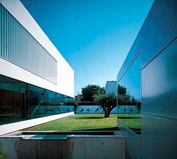 Vista  desde el patio exterior / View from external courtyard