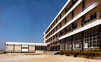 Escuela de Maestra, Alicante 1957. Foto de poca / Industrial Engineering School, Alicante, 1957. Period photograph