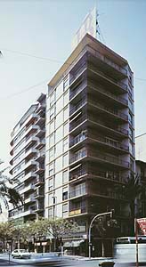 Edificio de viviendas en calle Duque de Zaragoza y Rambla de Mndez Nuez, 1958. Foto de 1992 / Apartment building on the corner of Duque de Zaragoza and Rambla de Mndez Nuez streets, 1958. Photograph 1992