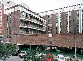 Edificio de viviendas en calle Virgen del Socorro, Alicante, 1964. Foto actual / Apartment building on Virgen del Socorro street, Alicante, 1964. Modern photograph