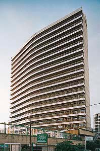 Hotel Don Pancho, Benidorm, 1971. Fachada principal. Foto actual / Hotel Don Pancho, Benidorm, 1971. Main faade. Modern photograph