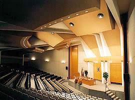 Colegio Oficial de Mdicos, Alicante, 1982. Interior del Saln de Actos. Foto actual / Official College of Physicians, Alicante, 1982. Interior of assembly hall. Modern photograph