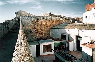 Vistas comparativas del patio del manantial y de la Casa del Agua