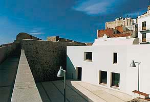 Vistas comparativas del patio del manantial y de la Casa del Agua