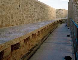 Vistas comparativas de un tramo del paso de ronda / Views comparing a stretch of the sentry walk