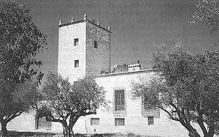 Vista de casa con torre en el Cabo de Huertas. La Cadena and Reixes. La torre mantiene el carcter seorial y de defensa / View of house with towers, La Cadena and Reixes, on the Cabo de Huertas. The towers maintain their seigneurial, defensive character