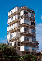 Torre en Playa SAn Juan. 1965. En la imagen, la nica de las dos torres gemelas que queda en pie, tras un desafortunado repinte/Tower building at Playa de San Juan. 1965. The picture shows the only one of the twin towers still standing, following unfortunate repainting work