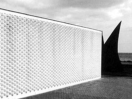 Muro en el museo Louisiana de Humlebaek con escultura de Ch. Moore al fondo. J.Bo./Wall in the Louisiana Museum in Humlebaek, with sculpture by C. Moore in the background. J.Bo.