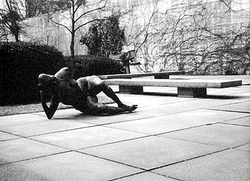 Patio de esculturas de la Neue Nationalgalerie en Berln. Mies van der Rohe/Sculpture court, Neue Nationalgalerie, Berlin. Mies van der Rohe