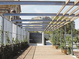 Vistas parciales de la prgola/Partial views of the pergola.