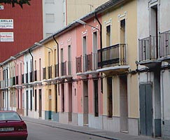 En el exterior de las viviendas la diferencia de color sirve para evidenciar los distintos propietarios dentro de un mismo edificio.Tambin el color y la textura exterior penetran en el interior de las viviendas en una unidad cromtica sin interrupcin./ Different colours on the outside of the building show the limits of each owner's property. The exterior colour and texture continue inside the home in an unbroken chromatic unity