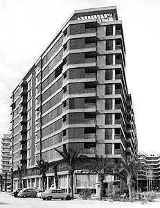 Edificio de viviendas El Parque, Alicante, 1965. Foto de época / El Parque apartment building, Alicante, 1965. Period photograph.
