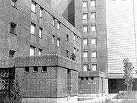 Grupo “Vicente Mortes” de 1200 viviendas, Valencia. Vista parcial, bloques 12 y 5 plantas/Vicente Mortes complex of 1200 flats, Valencia. Partial view of 12 and 5 storey blocks