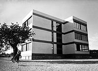 Colegio “El Vedat” en Torrente (Valencia). Vista de uno de los pabellones de aulas/El Vedat school, Torrente (Valencia). View of one of the classroom blocks