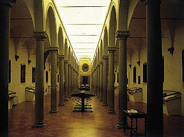 Florencia. Michelozzo, la biblioteca del convento de san Marcos, vista desde el corredor de las celdas y del interior de la sala/Florence. Michelozzo, library of the convent of San Marco. View from the corridor to the cells and view of the interior