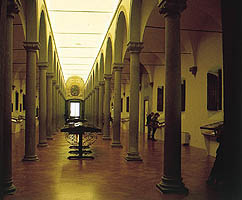 Florencia. Michelozzo, la biblioteca del convento de san Marcos, vista desde el corredor de las celdas y del interior de la sala/Florence. Michelozzo, library of the convent of San Marco. View from the corridor to the cells and view of the interior