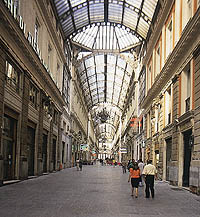 Gnova pasaje junto al teatro de San Carlos, aspecto diurno y nocturno/Genoa, arcade beside the Carlo Felice theatre. Views by day and by night