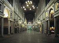 Gnova pasaje junto al teatro de San Carlos, aspecto diurno y nocturno/Genoa, arcade beside the Carlo Felice theatre. Views by day and by night