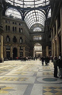 Npoles. La Galera Humberto, cruce de recorridos/Naples. Galleria Umberto. Crossroads