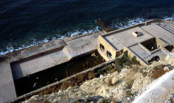 El centro social, integrado en la playa/The social centre, integrated into the beach